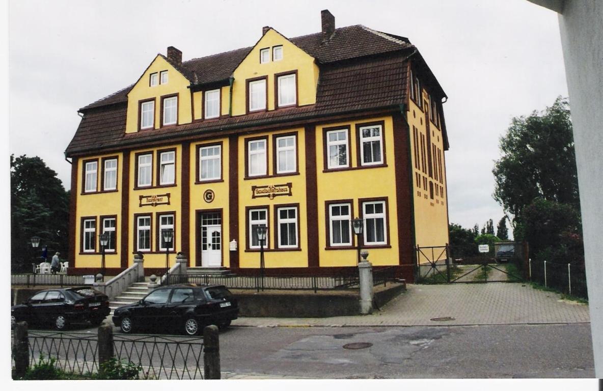 Hotel Gesellschaftshaus Bergen Auf Rugen Bagian luar foto
